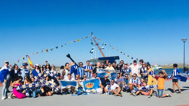 Los aficionados del Recre que hoy han ido al Nuevo Colombino en canoa.