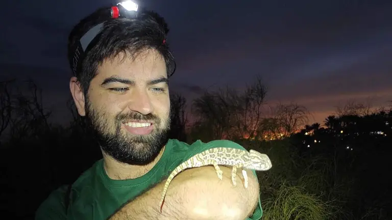 Un joven voluntario recoge un camale&oacute;n en Islantilla