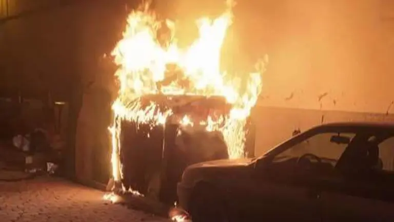 El fuego a punto estuvo de alcanzar los veh&iacute;culos aparcado en sus inmediaciones