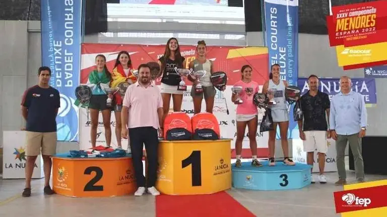 Valeria Atencia en el seguno escalón el poio.