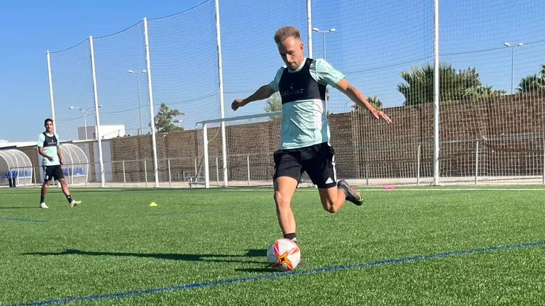Víctor Morillo entrenando con el Recreativo de Huelva.