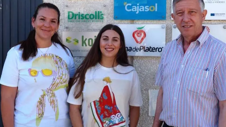 El alcalde, Carmelo Romero, junto a una alumna