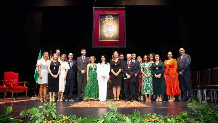 Miembros de la corporaci&oacute;n posan con los premiados