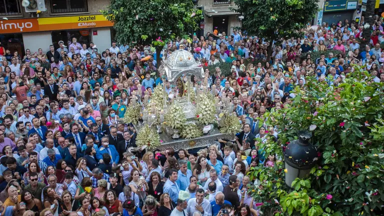 Espectacular imagen de la Virgen de la Cinta en su paso por Huelva