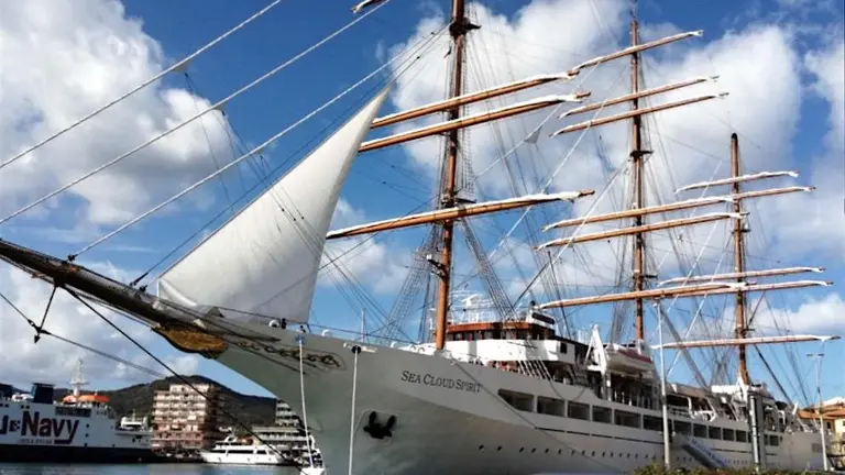 Imagen del impresionante Sea Cloud Spirit, uno de los veleros de crucero m&aacute;s grandes del mundo