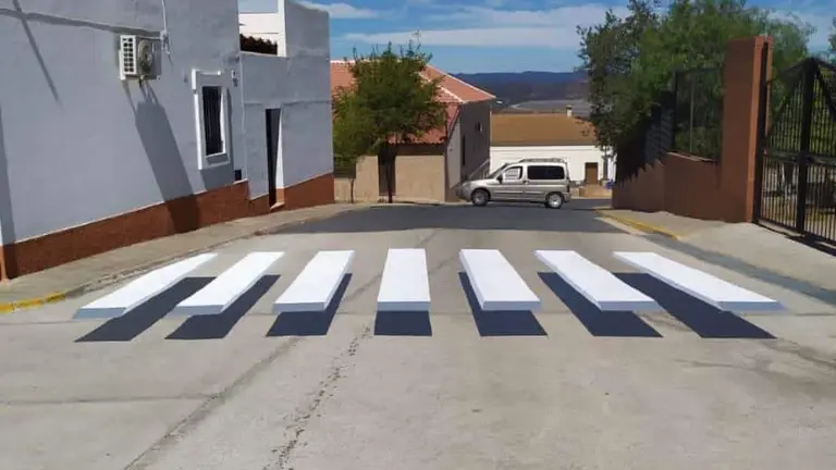 Imagen del paso de peatones que divide a la poblaci&oacute;n