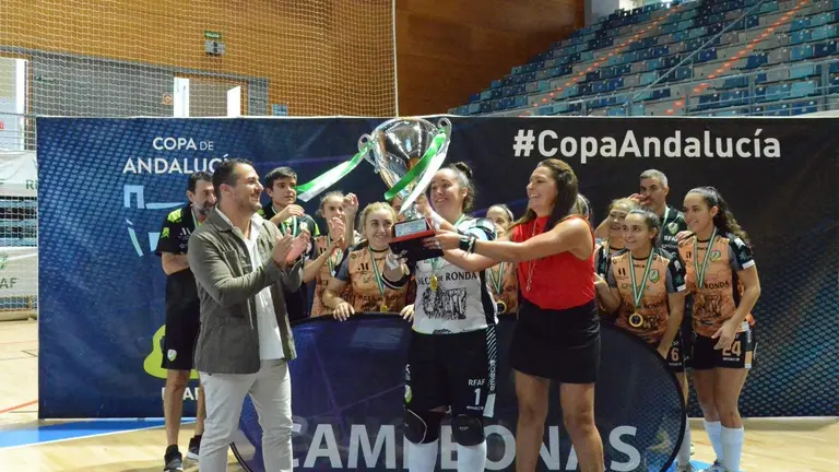 El Atlético Torcal levanta la Copa de Andalucía de Fútbol Sala Femenino.