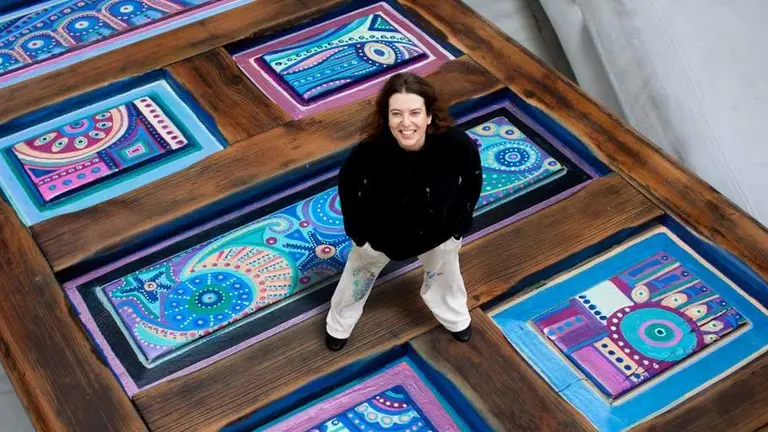 Blanca Gortari con una de sus obras bajo sus pies