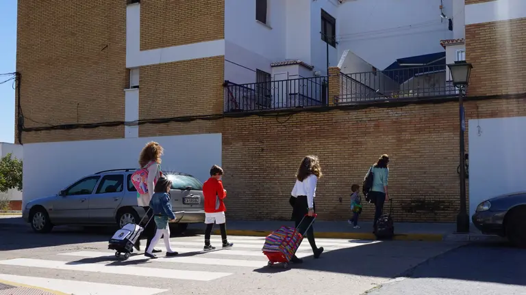 Alumnos a la salida de un colegio