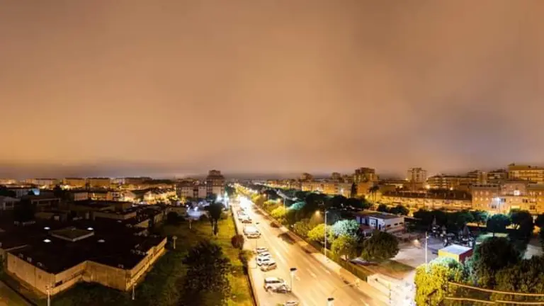 La borrasca Danielle asomando sobre Huelva capital ayer tarde. (Fotograf&iacute;a: Antonio Aguilera)