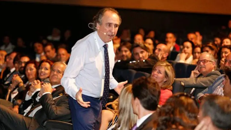 Emilio Dur&oacute; en una de sus conferencias