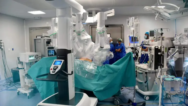 Da Vinci, el robot quir&uacute;rgico que ya est&aacute; al servicio de los onubenses en el Hospital Juan Ram&oacute;n Jim&eacute;nez