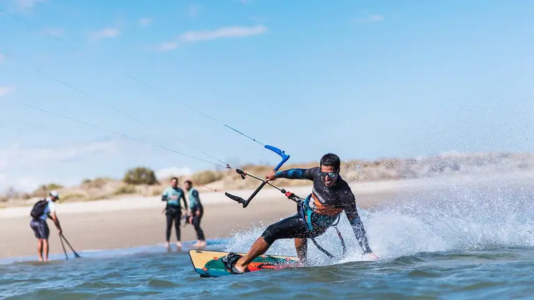 Isla Canela se ha convertido en un lugar de referencia para quienes desean practicar el Windsurf