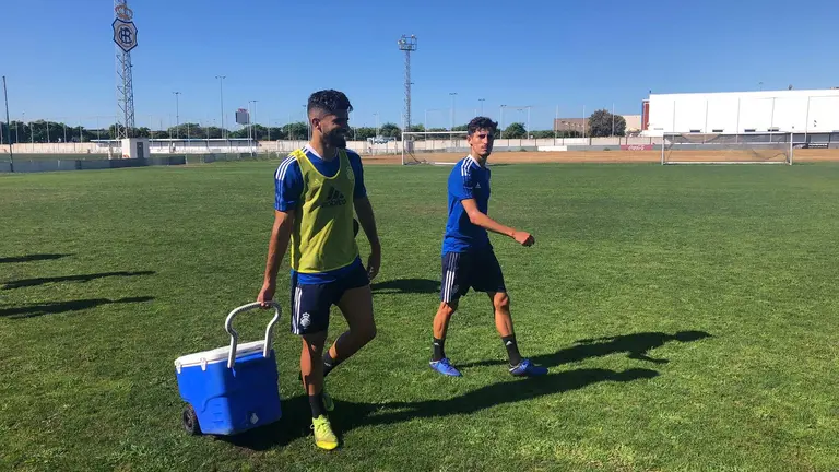 Manu Galán tira del carro del Recreativo.