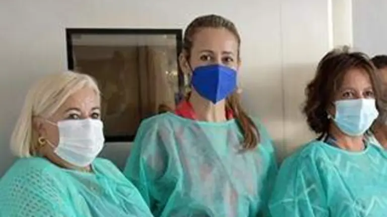 La titular de Salud, junto a la delegada Bella Verano y Manuela Caro.