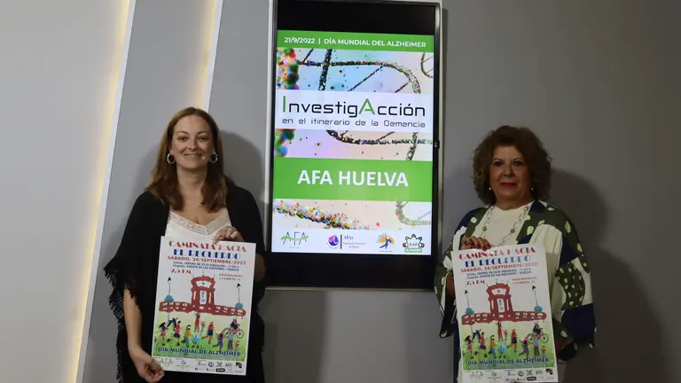 Cartel con el que posan representantes del Ayuntamiento de Huelva y AFA