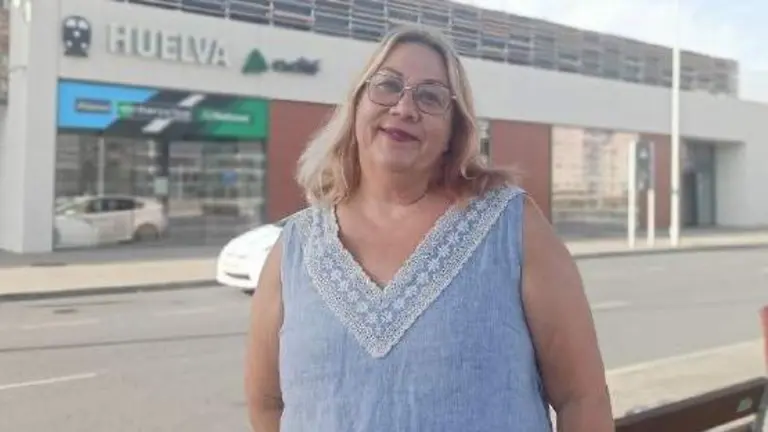 Mónica Rossi en la estación de Renfe de Huelva