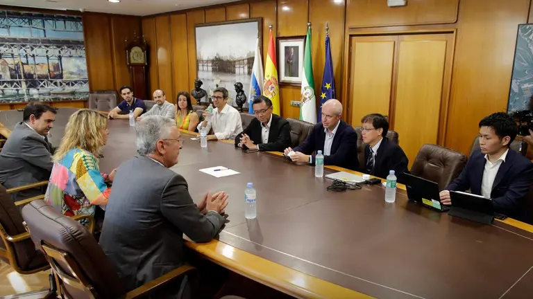 Momento de la reuni&oacute;n de NEC con representantes del Puerto de Huelva