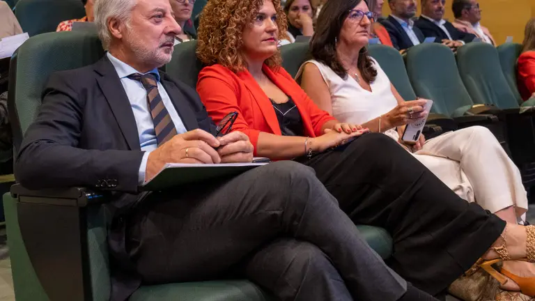 José Blanco junto a la presidenta de la Diputación.