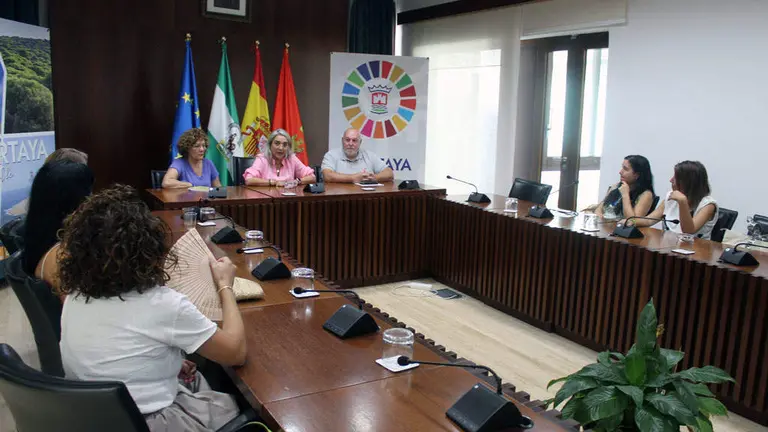 Reuni&oacute;n de la alcaldesa con los monitores de educaci&oacute;n infantil