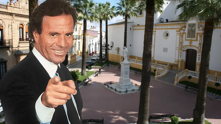 Julio Iglesias y al fondo una panorámica de La Palma del Condado