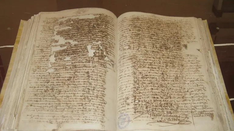 Libro de actas capitulares en La Palma del Condado