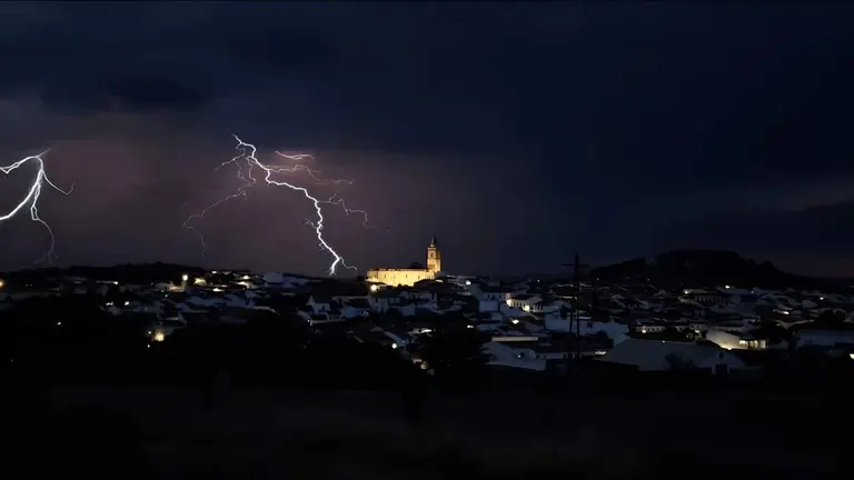 La tormenta, sobre Cala&ntilde;as, esta noche.