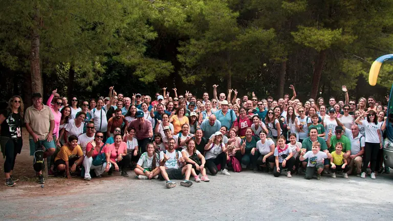 Foto de familia masiva en el Caminito del Rey de los excursionistas de Escacena.