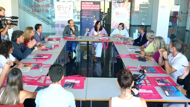 Presentaci&oacute;n por parte de la Rectora de la Noche Europea de los Investigadores