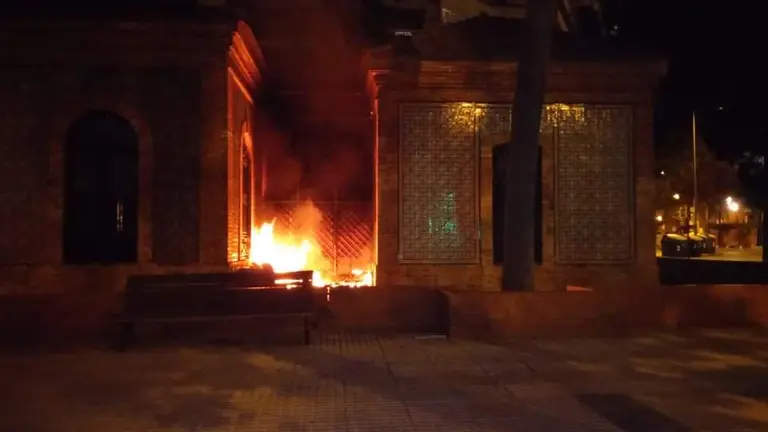 Las llamas queman los enseres ubicados en el lateral del edificio de la estaci&oacute;n de Zafra.