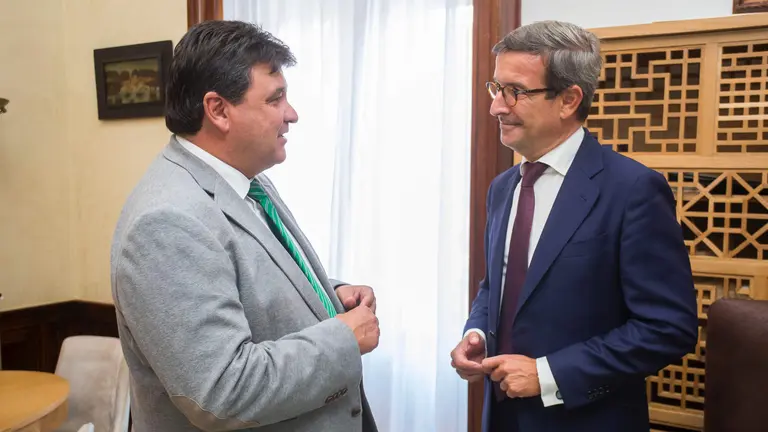 Reuni&oacute;n alcalde y consejero Pol&iacute;tica Industrial y Energ&iacute;a de la Junta.