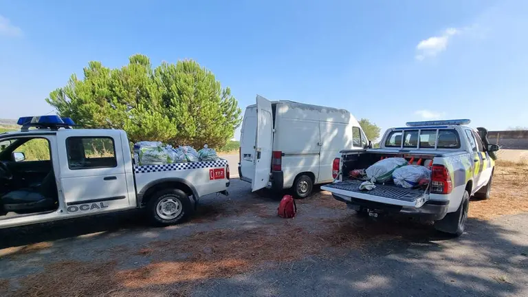 Momento en el que la Polic&iacute;a y la Guardia Civil se incautan de 550 kilos de Pi&ntilde;a