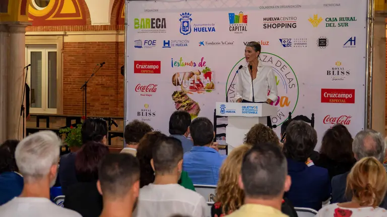 Laura Sanchez pronunciando el preg&oacute;n en la Feria de la Tapa