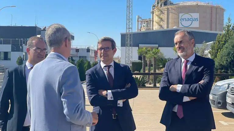 Visita del consejero al Polo Qu&iacute;mico.