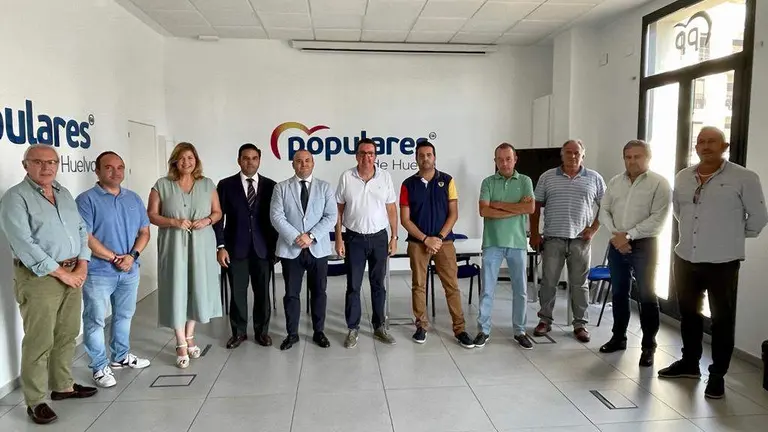 Plataforma junto a dirigentes del PP y Julio D&iacute;az.