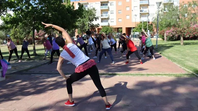 Mayores participando en los ejercicios al aire libre
