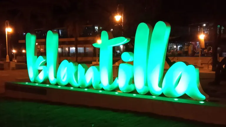 R&oacute;tulo Islantilla iluminado en verde