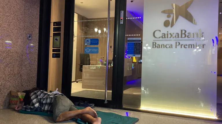 Indigente durmiento en entidad bancaria 2