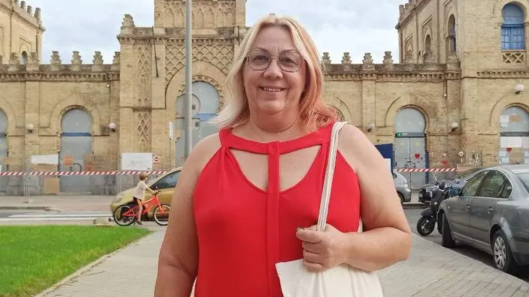 Mónica Rossi frente a la antigua estación de tren