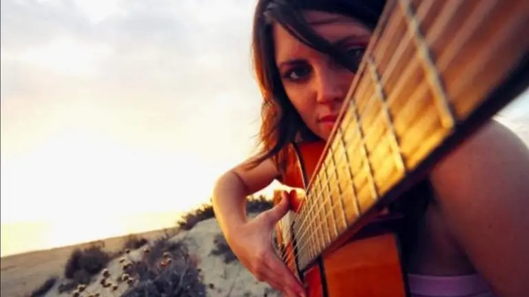 Raquel Rendón posa con una guitarra