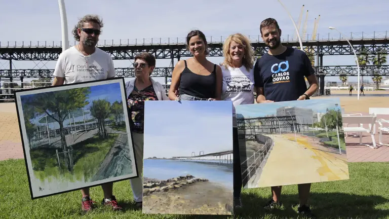 Fotografía de los ganadores del Certamen con la presidenta del Puerto, Pilar Marín.