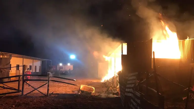 Los bomberos se despliegan mientras las cuadras se ven sacudidas por las llamas