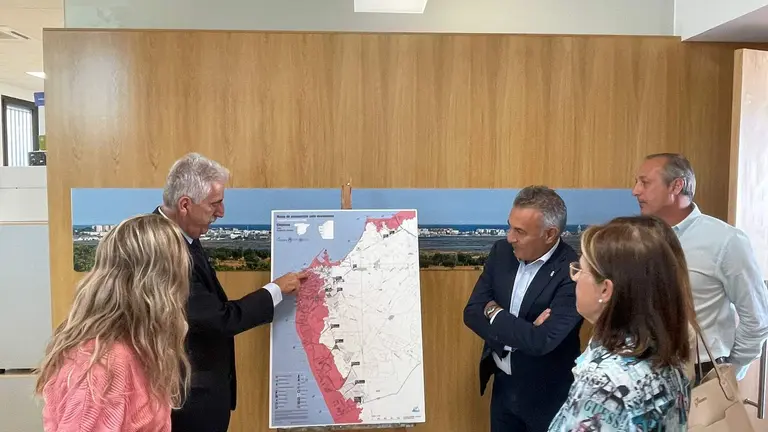 El alcalde de Chipiona explica a los ediles del resto de Ayuntamiento el proyecto sobre mapa