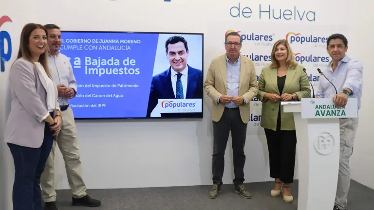 Manuel Andrés González, junto a integrantes del PP en la JUnta.