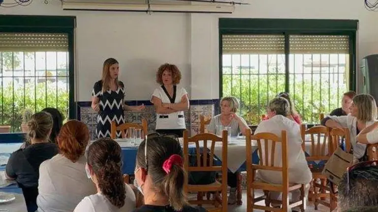 Representantes del PSOE con profesionales de la ayuda a domicilio