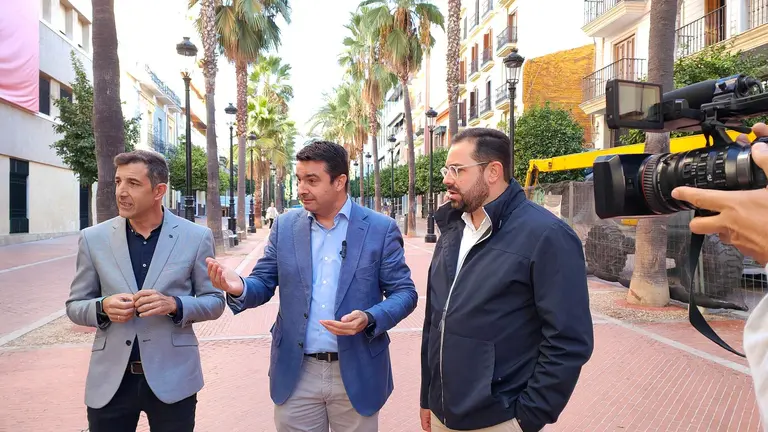 Representantes socialistas en una comparecencia pública en las calles de Huelva