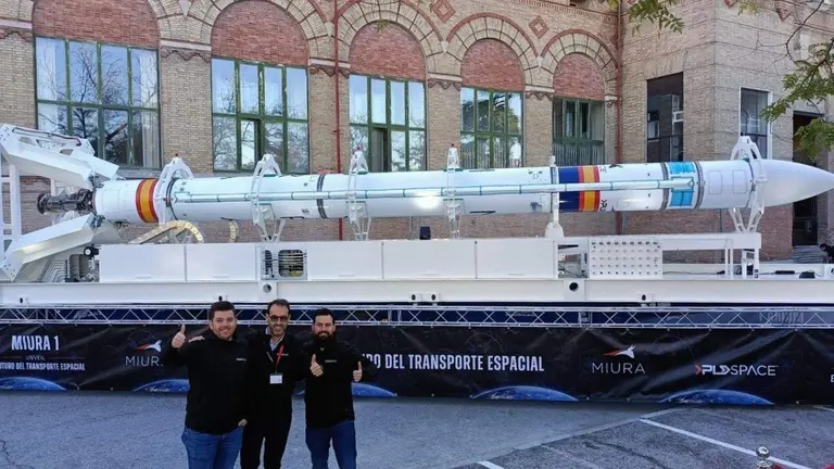 Preparativos para lanzar el Miura 1 desde Huelva.