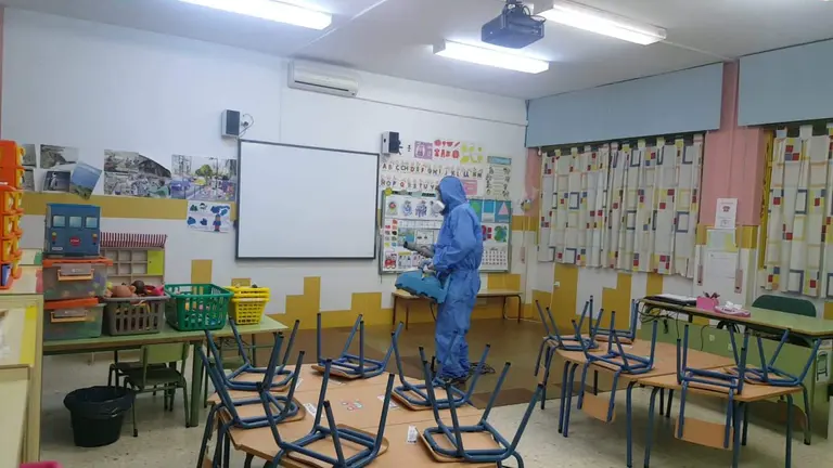 Limpieza de un aula en un colegio p&uacute;blico