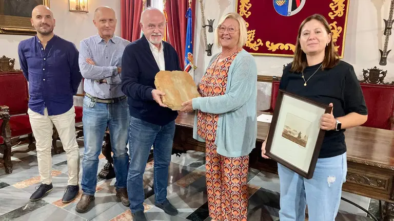 La alcaldesa recibe la r&eacute;plica de la huella de hom&iacute;nidos.