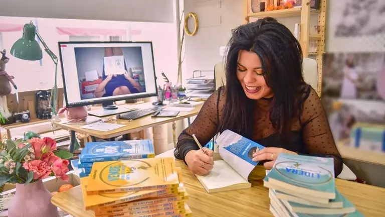 Con una de sus obras.